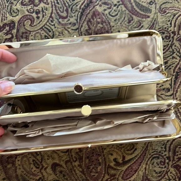 Light gold clutch that is actually functional, lots of space, new - Picture 4 of 6